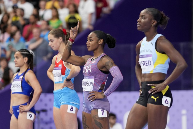 Mudah untuk menemukan Shacarri Richardson di antara para pelari elite yang berlomba di nomor 100 meter Olimpiade 2024, Sabtu (3/8/2024). Atlet asal Amerika Serikat itu beraksi dengan kukunya yang penuh dekorasi alias nail art. (Foto: AP Photo/Bernat Armangue)