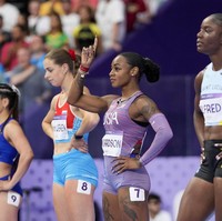 Mudah untuk menemukan Shacarri Richardson di antara para pelari elite yang berlomba di nomor 100 meter Olimpiade 2024, Sabtu (3/8/2024). Atlet asal Amerika Serikat itu beraksi dengan kukunya yang penuh dekorasi alias nail art. (Foto: AP Photo/Bernat Armangue)