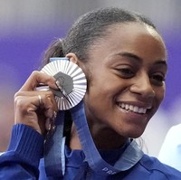 Kuku cantik sudah menjadi bagian dari gaya Shacarri Richardso, baik di dalam maupun luar lapangan. Ketika ia bertanding, kuku tersebut bukan penghalang bagi Shacarri untuk memberikan performa terbaiknya. Terbukti, perempuan 24 tahun itu berhasil finis dengan catatan waktu 10.87 detik. Torehan yang membuahkannya sebuah medali perak. (Foto: AP Photo/Matthias Schrader)