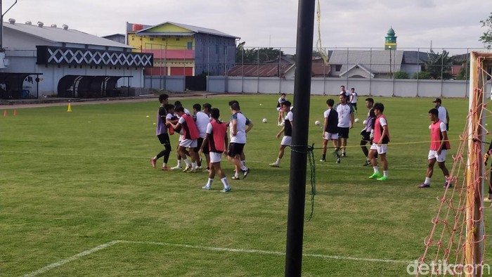 Gelandang PSM Makassar M Arfan ditarik keluar lapangan karena cedera saat latihan.