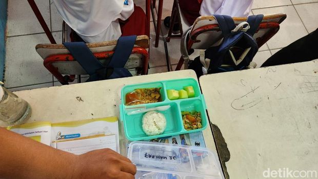 Gibran Rakabuming Raka mengecek uji coba makan bergizi gratis di SD 4 Tangerang.