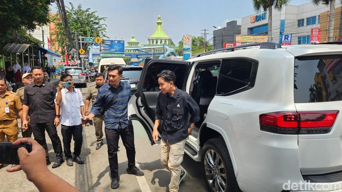 Gibran Rakabuming Raka mengecek uji coba makan bergizi gratis di SD 4 Tangerang.