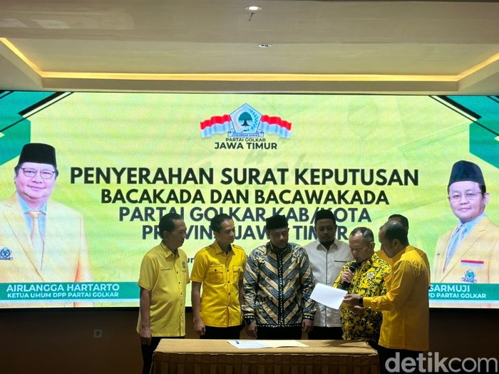 Golkar menyerahkan rekom ke 9 bacakada di Jatim