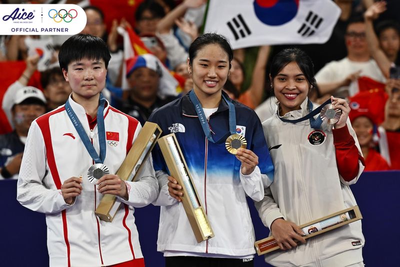 Gregoria Mariska saat menerima medali perunggu bulutangkis putri Olimpiade 2024.