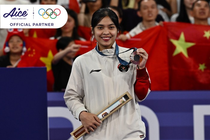 Gregoria Mariska saat menerima medali perunggu bulutangkis putri Olimpiade 2024