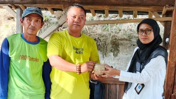 Guci Dinasti Tang Abad 9 M diserahkan pegiat cagar budaya Kropakan, Klaten kepada petugas BPK wilayah X.