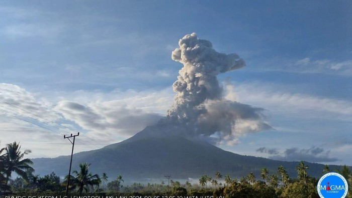 Gunung Lewotobi Laki-Laki kembali meletus, Senin (5/8/2024).