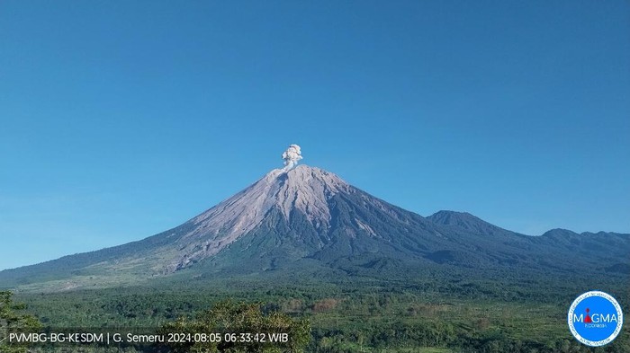 gunung semeru erupsi senin 5 agustus 2024