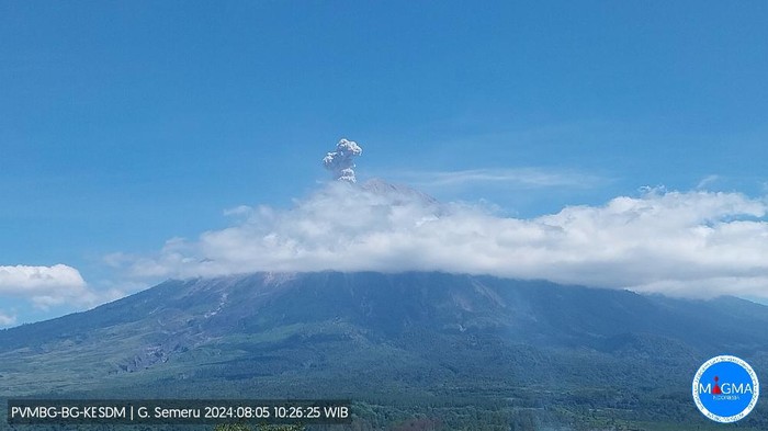 gunung semeru erupsi senin 5 agustus 2024