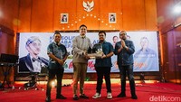 Mangkunegara X menerima salaman dan ajakan foto bersama dari relawan yang hadir. Dalam acara itu, relawan memberikan blangkon dan sandal slop. Relawan melamar Gusti Bhre agar bersedia maju sebagai Calon Wali Kota Solo 2024.