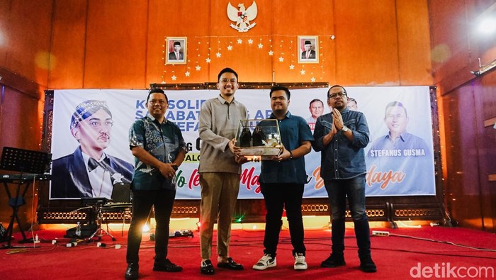 Gusti Bhre Mangkunegara X menerima salaman dan ajakan foto bersama dari relawan yang hadir. Dalam acara itu, relawan memberikan blangkon dan sandal slop. Relawan melamar Gusti Bhre agar bersedia maju sebagai Calon Wali Kota Solo 2024.