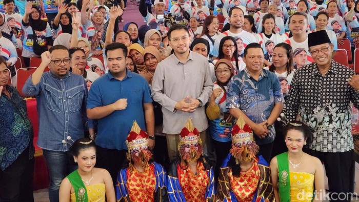 KGPAA Mangkunegara X Bhre Cakrahutomo Wira Sudjiwo, atau akrab disapa Gusti Bhre berfoto bersama relawan Sahabat Bang Ara dan Stefanus Gusma.
