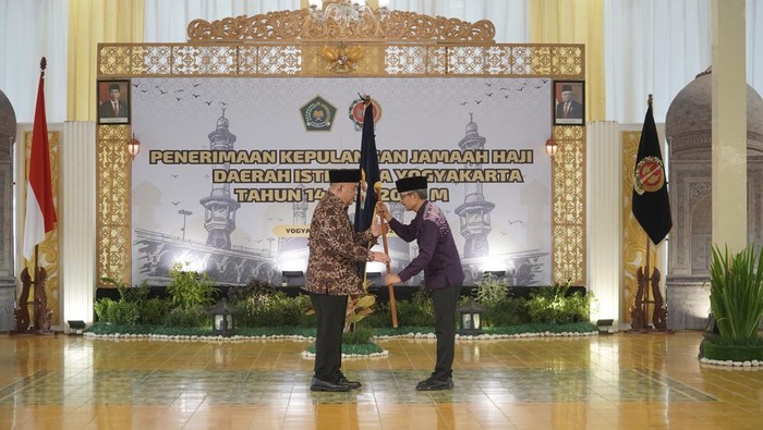 Prosesi penyambutan perwakilan kepulangan Jamaah Haji DIY oleh Wagub Paku Alam X di Bangsal Kepatihan, Kantor Gubernur DIY, Senin (5/8/2024).
