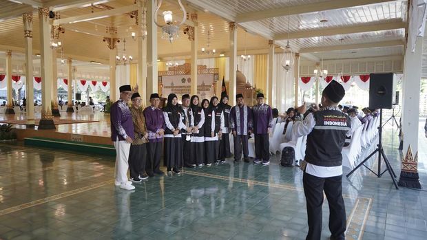 Prosesi penyambutan perwakilan kepulangan Jamaah Haji DIY oleh Wagub Paku Alam X di Bangsal Kepatihan, Kantor Gubernur DIY, Senin (5/8/2024).