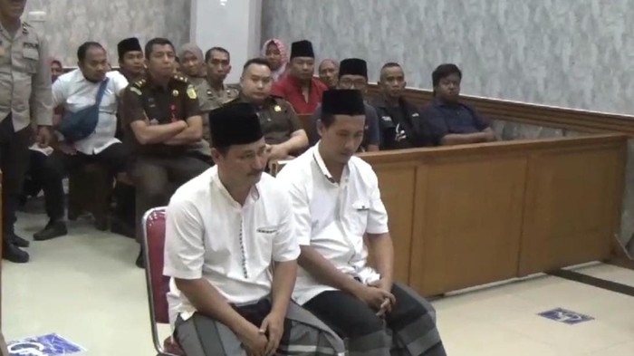 Hasan dan adiknya, Wardi saat sidang putusan di PN Bangkalan