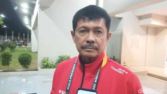 Pelatih Timnas Indonesia U-20 Indra Sjafri, saat ditemui awak media di Stadion Manahan Solo, Minggu (4/8/2024) malam.