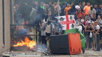 Polisi mengatakan tersangka, Axel Rudakubana, 17 tahun, lahir di Inggris tetapi protes oleh demonstran anti-imigrasi dan anti-Muslim terus berlanjut, berubah menjadi kekerasan, pembakaran, dan penjarahan.  