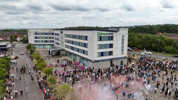 A drone view shows demonstrators protesting outside a hotel as police officers stand guard in Rotherham, Britain, August 4, 2024, in this screen grab obtained from a social media video. Up North - Yorkshire Live & Breaking News Telegraph/via REUTERS  THIS IMAGE HAS BEEN SUPPLIED BY A THIRD PARTY. MANDATORY CREDIT. NO RESALES. NO ARCHIVES.