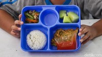 Menu makanan uji coba makan bergizi gratis di SD 4 Tangerang adalah nasi putih, capcay, fuyunghai, buah melon potong, dan susu UHT fullcream 125ml.