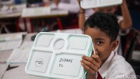 Gibran menyebutkan dia sudah 2 minggu berada di Jakarta dan melakukan kunjungan ke sejumlah lokasi untuk melihat uji coba program makan gratis tersebut.