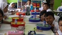 Program makan bergizi gratis prioritas presiden terpilih Prabowo Subianto bakal masuk dalam anggaran pemerintah tahun depan. Sebanyak Rp 71 triliun APBN akan dialokasikan khusus untuk program tersebut.