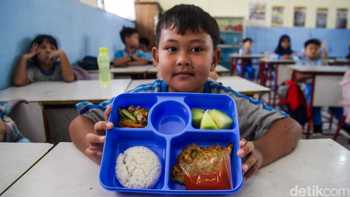 Murid SD 4 Kota Tangerang menunjukkan menu uji coba makan bergizi gratis di Tangerang, Banten, Senin (5/8/2024).