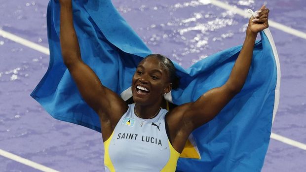 Julien Alfred, sprinter Saint Lucia, peraih medali emas nomor lari 100 meter putri di finis Stade de France in Saint-Denis, Paris, 3 Agustus 2024.