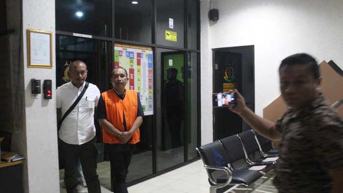 Kadis Lingkungan Hidup Karo Radius Tarigan saat dibawa Kejari Karo. (Dok. Istimewa)