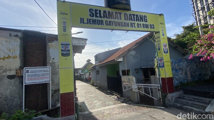 Kampung Jemur Gayungan I yang berada di Bundaran Taman Pelangi, Surabaya terpantau sangat sepi.