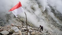 Bendera Merah Putih berkibar di kawah Candradimuka Gunung Lawu.  
