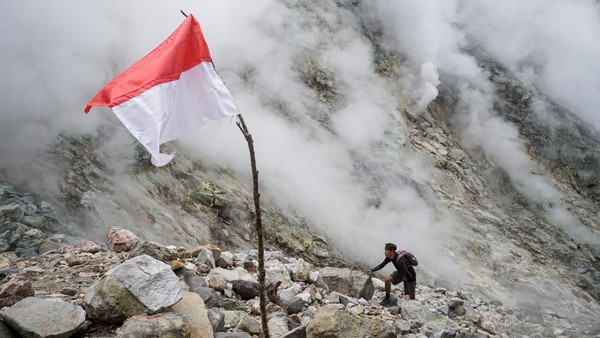 Wisata Asap Belerang di Kawah Candradimuka Gunung Lawu