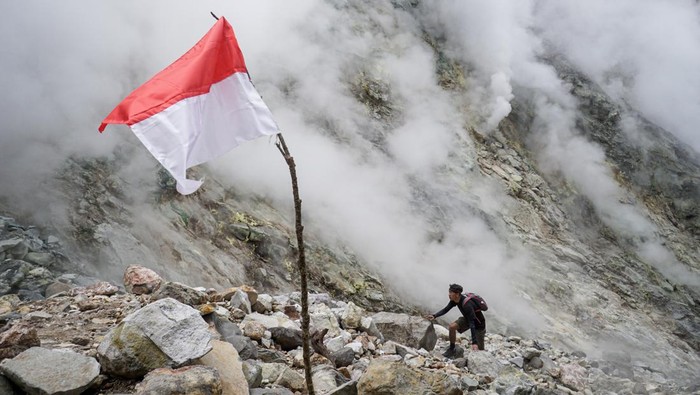Kawah Candradimuka Gunung Lawu Pengunjung melihat asap dan belerang yang keluar dari dinding kawah Candradimuka di Gunung Lawu, Tawangmangu, Karanganyar, Jawa Tengah, Senin (5/8/2024). Kawah yang berada di jalur pendakian Cemara Kandang dengan ketinggian sekitar 2.550 mdpl tersebut menjadi lokasi favorit pendaki untuk singgah sekaligus melihat aktifitas vulkanik Gunung Lawu. ANTARA FOTO/Mohammad Ayudha/nz.