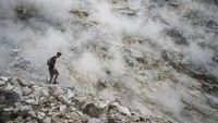 Kawah yang berada di jalur pendakian Cemara Kandang dengan ketinggian sekitar 2.550 mdpl tersebut menjadi lokasi favorit pendaki untuk singgah sekaligus melihat aktifitas vulkanik Gunung Lawu.  