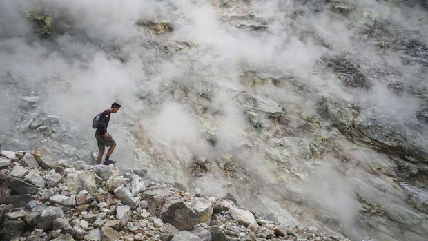 Pengunjung melihat asap dan belerang yang keluar dari dinding kawah Candradimuka di Gunung Lawu, Tawangmangu, Karanganyar, Jawa Tengah, Senin (5/8/2024). Kawah yang berada di jalur pendakian Cemara Kandang dengan ketinggian sekitar 2.550 mdpl tersebut menjadi lokasi favorit pendaki untuk singgah sekaligus melihat aktifitas vulkanik Gunung Lawu. ANTARA FOTO/Mohammad Ayudha/nz.