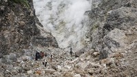 Pengunjung melihat asap dan belerang yang keluar dari dinding kawah Candradimuka di Gunung Lawu, Tawangmangu, Karanganyar, Jawa Tengah, Senin (5/8/2024).  