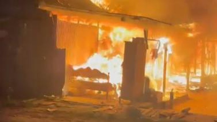 kebakaran dua rumah di pulau kangean sumenep