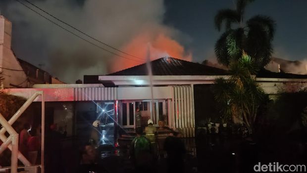 Kebakaran menghanguskan dua rumah di Jalan Gajah Mada, Semarang, Senin (5/8/2024).