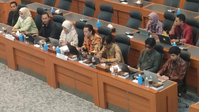 Keluarga Afif Maulana bersama dengan lembaga bantuan hukum (LBH) mendatangi Komisi III DPR RI, Senin (5/8/2024), meminta Polri autopsi ulang jenazah Afif Maulana. Dalam rapat ini keluarga juga ingin kematian Afif diusut dengan tuntas.