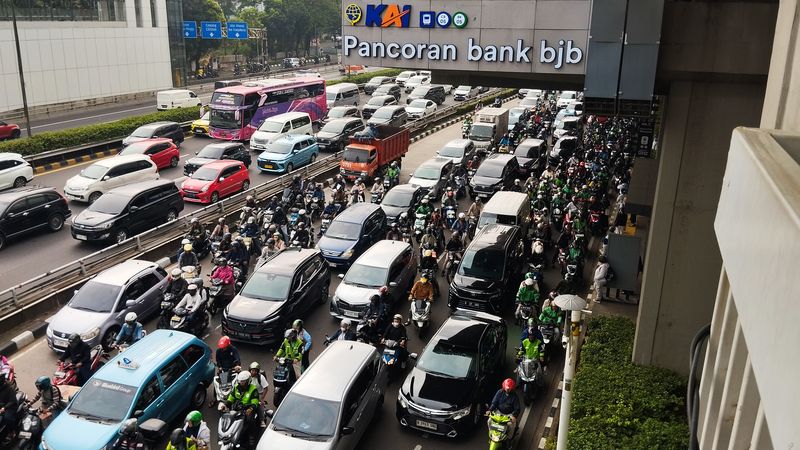 Kemacetan di kawasan Pancoran, Jakarta Selatan, pada Senin (5/8/2024) pagi (Fawdi/detikcom)