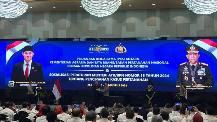 Kementerian Agraria dan Tata Ruang/Badan Pertanahan Nasional (ATR/BPN) dengan Kepolisian Negara Republik Indonesia (Polri) meneken Perjanjian Kerja Sama (PKS) terkait tindak pencegahan kasus pertanahan.
