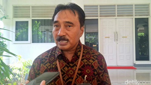 Kepala BPS NTB Wahyudin saat diwawancarai, Senin (5/8/2024).