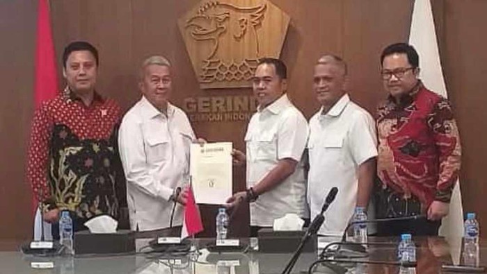 Ketua DPD Gerindra Sulsel Andi Iwan Darmawan Aras (paling kiri) menyerahkan rekomendasi untuk pasangan Andi Rosman dan Baso Rahmanuddin (Ar-Rahman) di Pilkada Wajo.
