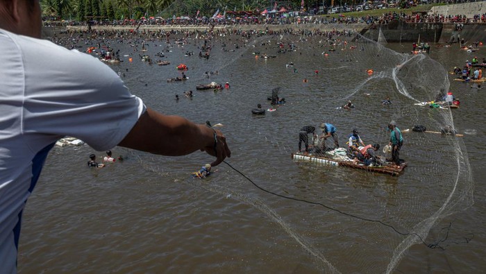 Kolam Tando PLTA Timo Dikuras, Warga Panen Ikan Sejumlah warga menjaring ikan saat Kurasan Kolam Tando Harian Sub Unit Pembangkit Listrik Tenaga Air (PLTA) Timo di Desa Tlompakan, Kecamatan Tuntang, Kabupaten Semarang, Jawa Tengah, Senin (5/8/2024). Kegiatan pengurasan air kolam tando sebagai penampung energi priemer PLTA berkapasitas 4x3 MW penyumbang aliran listrik Jawa-Bali tersebut dilakukan setiap 3 tahun sekali untuk mengelola sedimen volume air kolam, sekaligus sebagai ajang promosi wisata serta peningkatan ekonomi warga dengan memanen sekitar 25.000 ekor berbagai jenis ikan air tawar seperti ikan nila, lele, patin, mujair, karper, dan tawas berbiaya tiket retribusi Rp50.000 per orang untuk panen sepuasnya. ANTARA FOTO/Aji Styawan/foc.