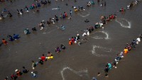 Foto udara sejumlah warga menjaring ikan saat Kurasan Kolam Tando Harian Sub Unit Pembangkit Listrik Tenaga Air (PLTA) Timo di Desa Tlompakan, Kecamatan Tuntang, Kabupaten Semarang, Jawa Tengah, Senin (5/8/2024).  