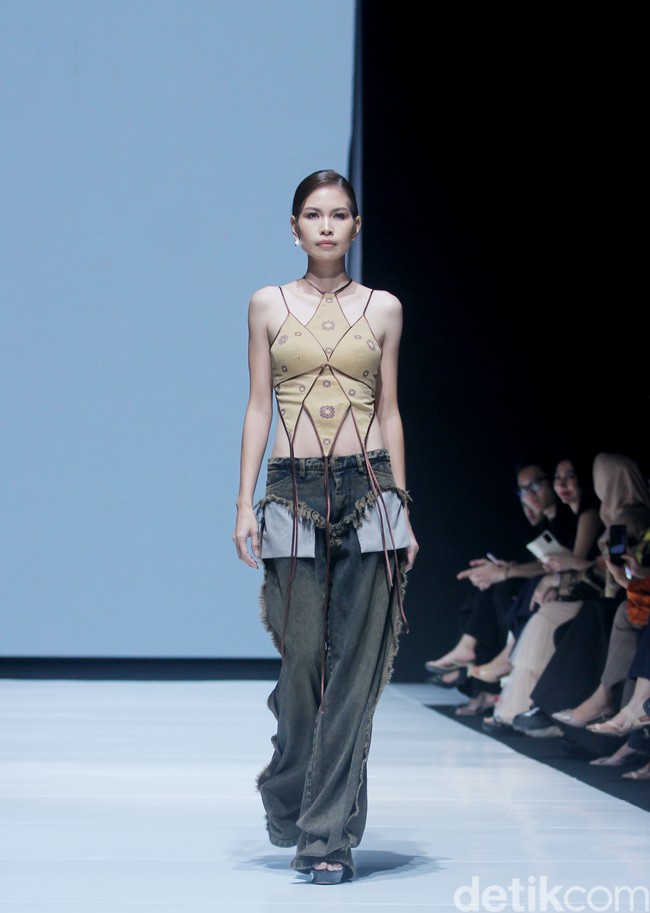 Inilah koleksi terbaru Hian Tjen mengangkat tenun songket Samba untuk Cita Tenun Indonesia [CTI], bertempat di La Piazza Fashion Tent, di Jf3 Fashion Festival 2024, Kelapa gading Jakarta, Jumat [26/7/2024]. Foto: Mohammad Abduh/detikcom.