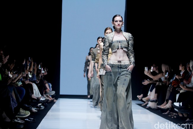 Inilah koleksi terbaru Hian Tjen mengangkat tenun songket Samba untuk Cita Tenun Indonesia [CTI], bertempat di La Piazza Fashion Tent, di Jf3 Fashion Festival 2024, Kelapa gading Jakarta, Jumat [26/7/2024]. Foto: Mohammad Abduh/detikcom.