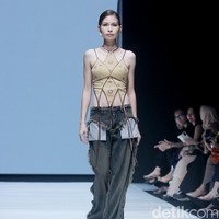 Inilah koleksi terbaru Hian Tjen mengangkat tenun songket Samba untuk Cita Tenun Indonesia [CTI], bertempat di La Piazza Fashion Tent, di Jf3 Fashion Festival 2024, Kelapa gading Jakarta, Jumat [26/7/2024]. Foto: Mohammad Abduh/detikcom.