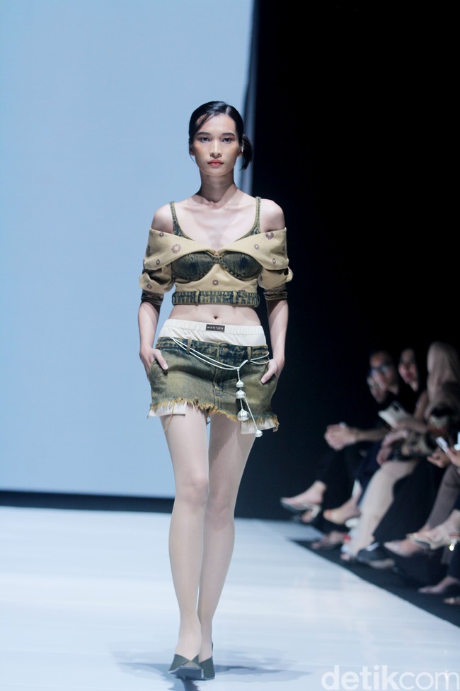 Inilah koleksi terbaru Hian Tjen mengangkat tenun songket Samba untuk Cita Tenun Indonesia [CTI], bertempat di La Piazza Fashion Tent, di Jf3 Fashion Festival 2024, Kelapa gading Jakarta, Jumat [26/7/2024]. Foto: Mohammad Abduh/detikcom.