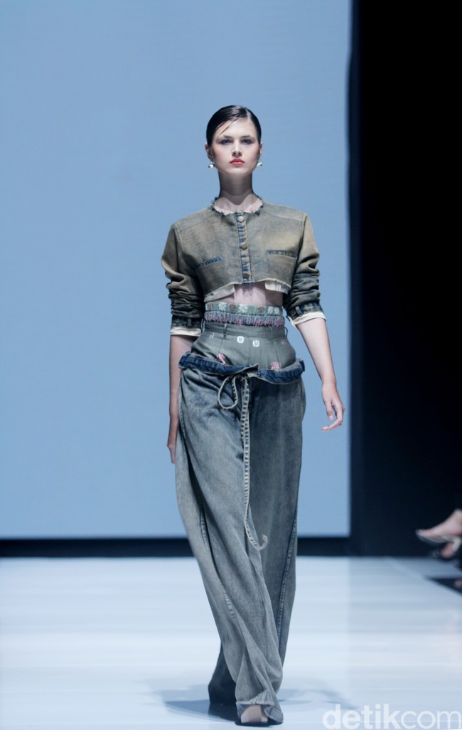 Inilah koleksi terbaru Hian Tjen mengangkat tenun songket Samba untuk Cita Tenun Indonesia [CTI], bertempat di La Piazza Fashion Tent, di Jf3 Fashion Festival 2024, Kelapa gading Jakarta, Jumat [26/7/2024]. Foto: Mohammad Abduh/detikcom.