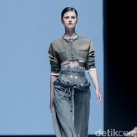 Inilah koleksi terbaru Hian Tjen mengangkat tenun songket Samba untuk Cita Tenun Indonesia [CTI], bertempat di La Piazza Fashion Tent, di Jf3 Fashion Festival 2024, Kelapa gading Jakarta, Jumat [26/7/2024]. Foto: Mohammad Abduh/detikcom.